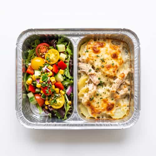 Gratin de pommes de terre au poulet, mini salade de légumes Gratin de pommes de terre au poulet, mini salade de légumes