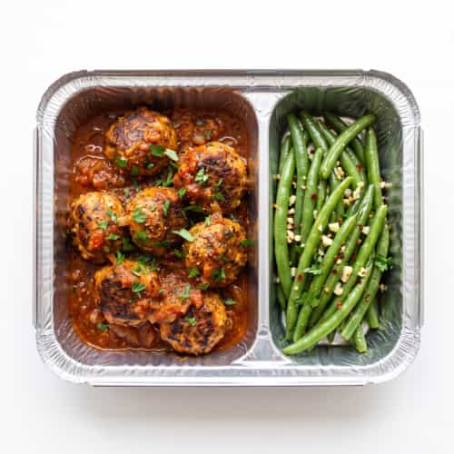 Boulettes de poisson a la sauce tomate corsé, haricots sauté a ail Boulettes de poisson a la sauce tomate corsé, haricots sauté a ail