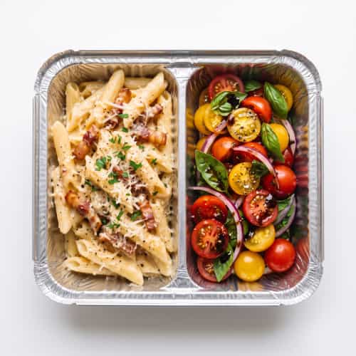 Penne carbonara, salade tomate basilic Penne carbonara, salade tomate basilic